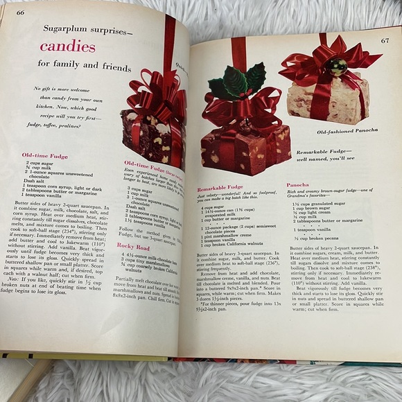 (2) vintage BETTER HOMES AND GARDENS hardcover cook books. 1959, 1978 - Picture 12 of 16